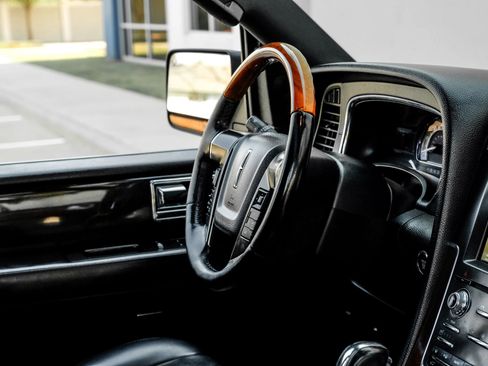 Used 2017 Lincoln Navigator L Select image 23