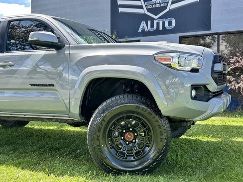 Used 2018 Toyota Tacoma TRD Sport AWD/4WD image 3