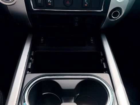 Used 2018 Nissan Titan SV w/ SV Convenience Package image 13