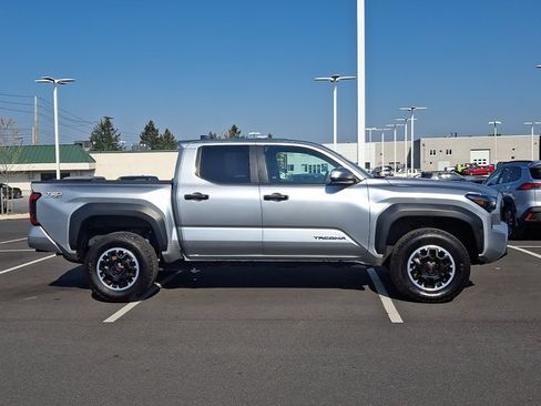 Certified 2024 Toyota Tacoma TRD Off-Road AWD/4WD image 7