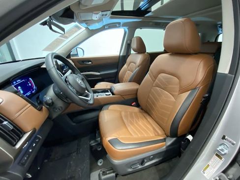 Used 2024 Nissan Pathfinder Platinum w/ Cargo Package image 13