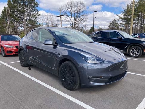 Used 2023 Tesla Model Y AWD image 3