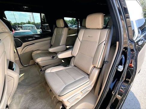 Used 2024 Cadillac Escalade Premium Luxury AWD/4WD image 24