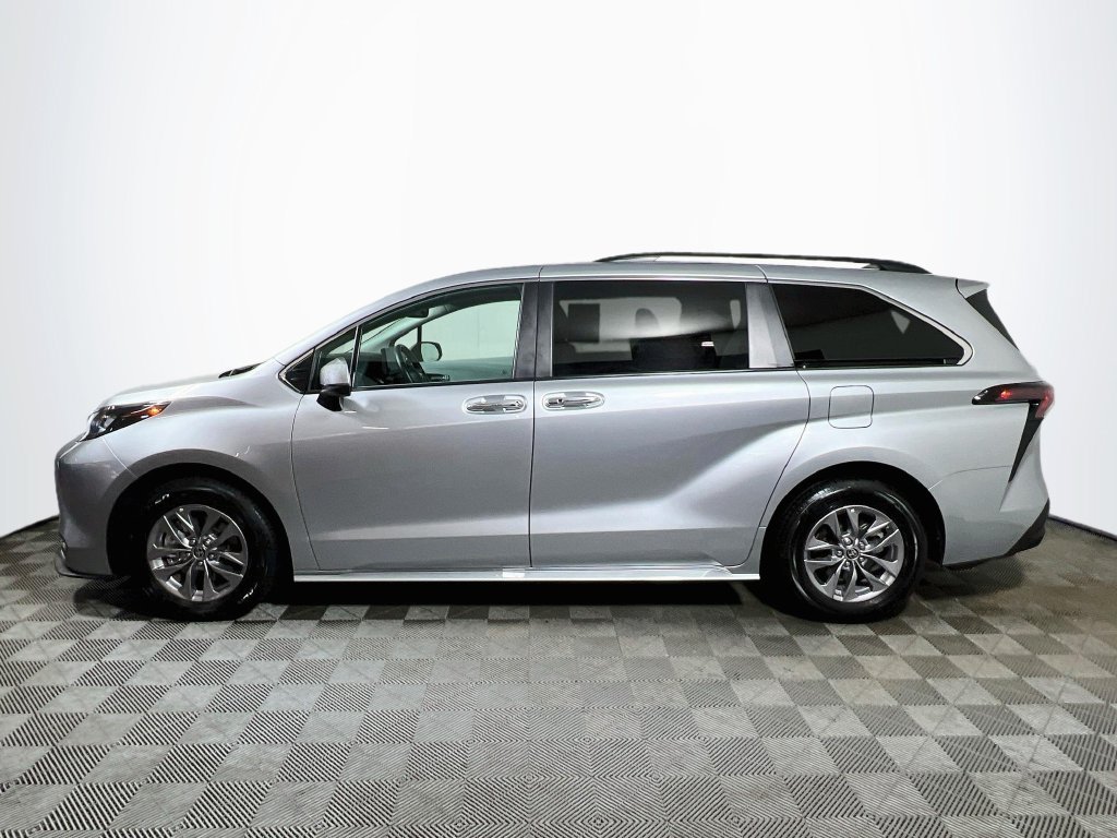 Certified 2025 Toyota Sienna XLE FWD image 4