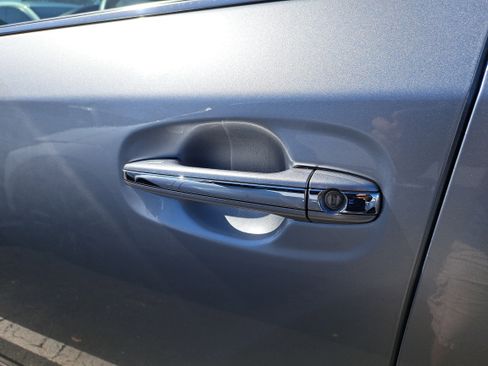 Used 2015 Toyota Venza XLE image 6