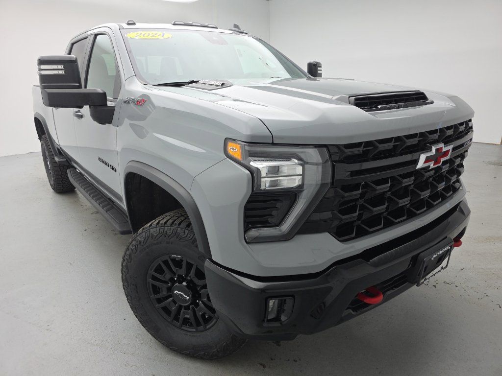 Used 2024 Chevrolet Silverado 2500 ZR2 w/ Technology Package AWD/4WD image 4