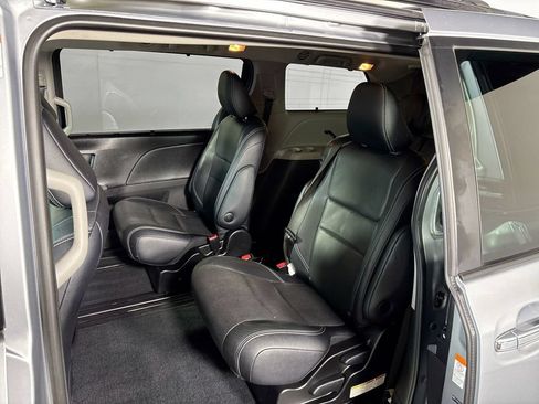 Used 2015 Toyota Sienna SE w/ SE Preferred Package FWD image 19
