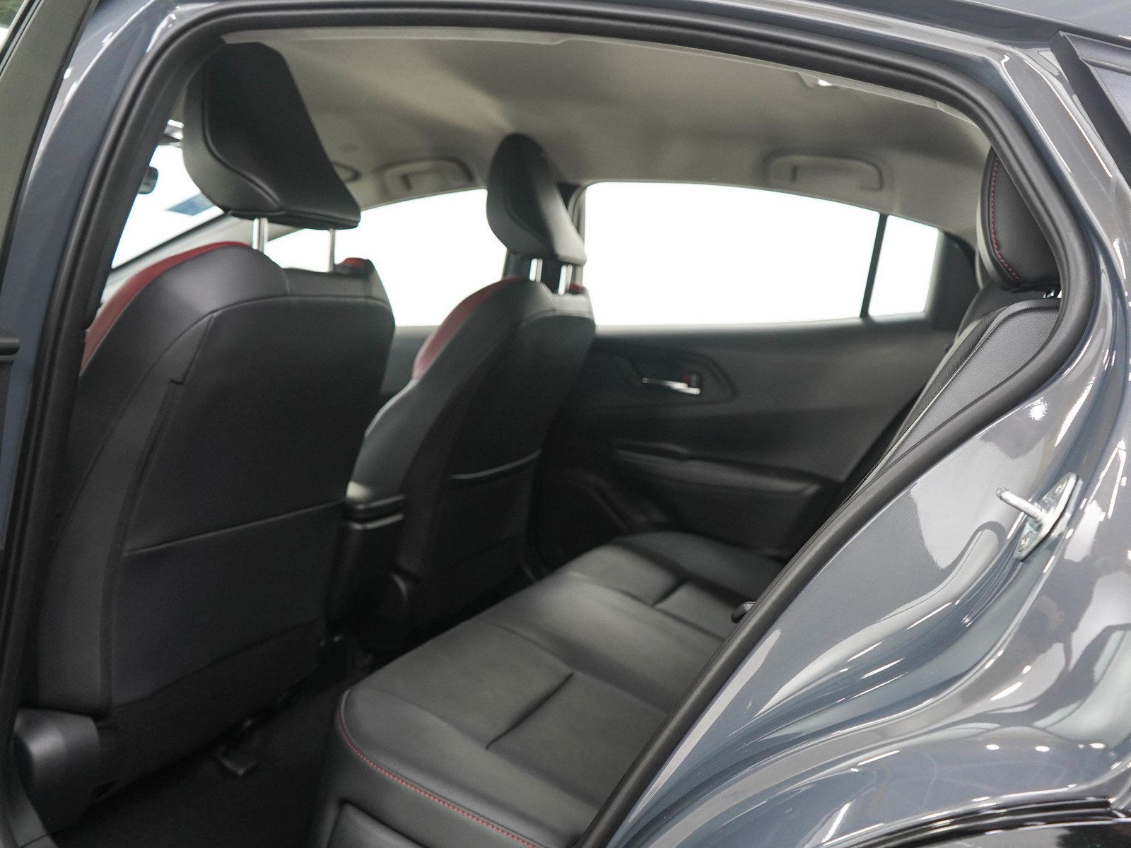 Used 2026 Toyota Prius Plug-In Hybrid FWD image 16