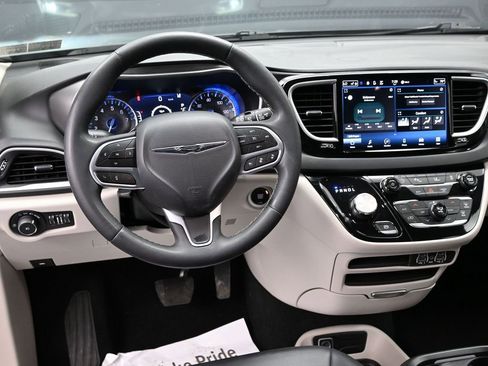 Used 2024 Chrysler Pacifica Touring-L image 31