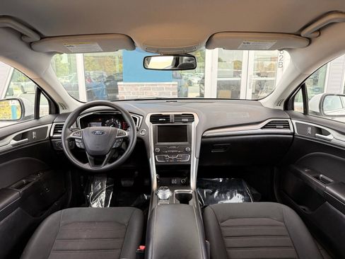 Used 2020 Ford Fusion SE FWD image 2