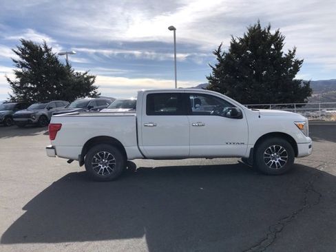 Used 2021 Nissan Titan SV w/ SV Convenience Package image 6