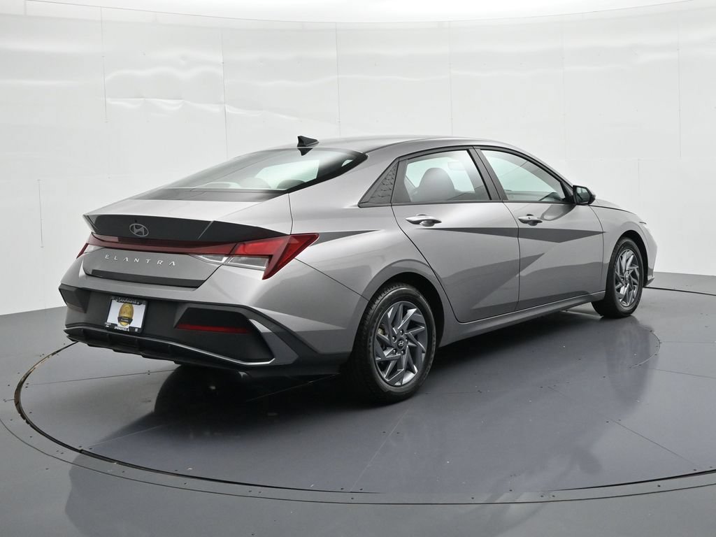 Used 2024 Hyundai Elantra SEL FWD image 6