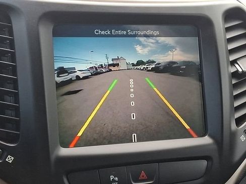Used 2018 Jeep Cherokee Limited AWD/4WD image 19