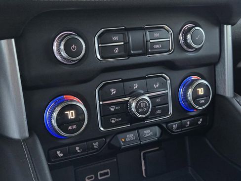 Used 2023 GMC Yukon XL SLT w/ SLT Luxury Package image 15