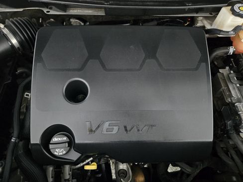 Used 2022 Chevrolet Traverse LT FWD image 36