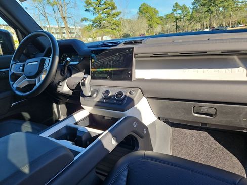 Used 2025 Land Rover Defender 110 S image 16