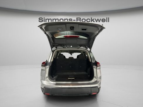 Used 2024 Nissan Rogue SV image 8