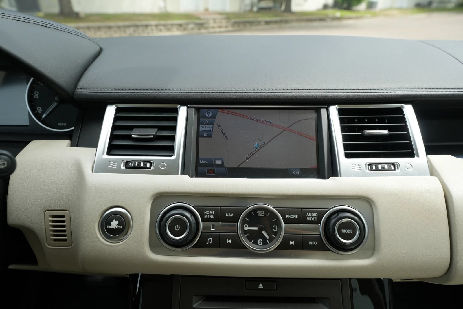 Used 2011 Land Rover Range Rover Sport Supercharged AWD/4WD image 26