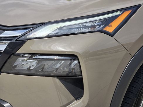 Used 2025 Nissan Rogue SV image 14