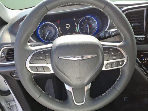 Used 2025 Chrysler Pacifica Select image 21