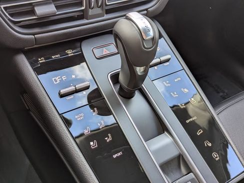 Certified 2026 Porsche Macan AWD/4WD image 22