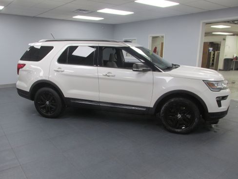 Used 2019 Ford Explorer XLT w/ Equipment Group 201A image 4