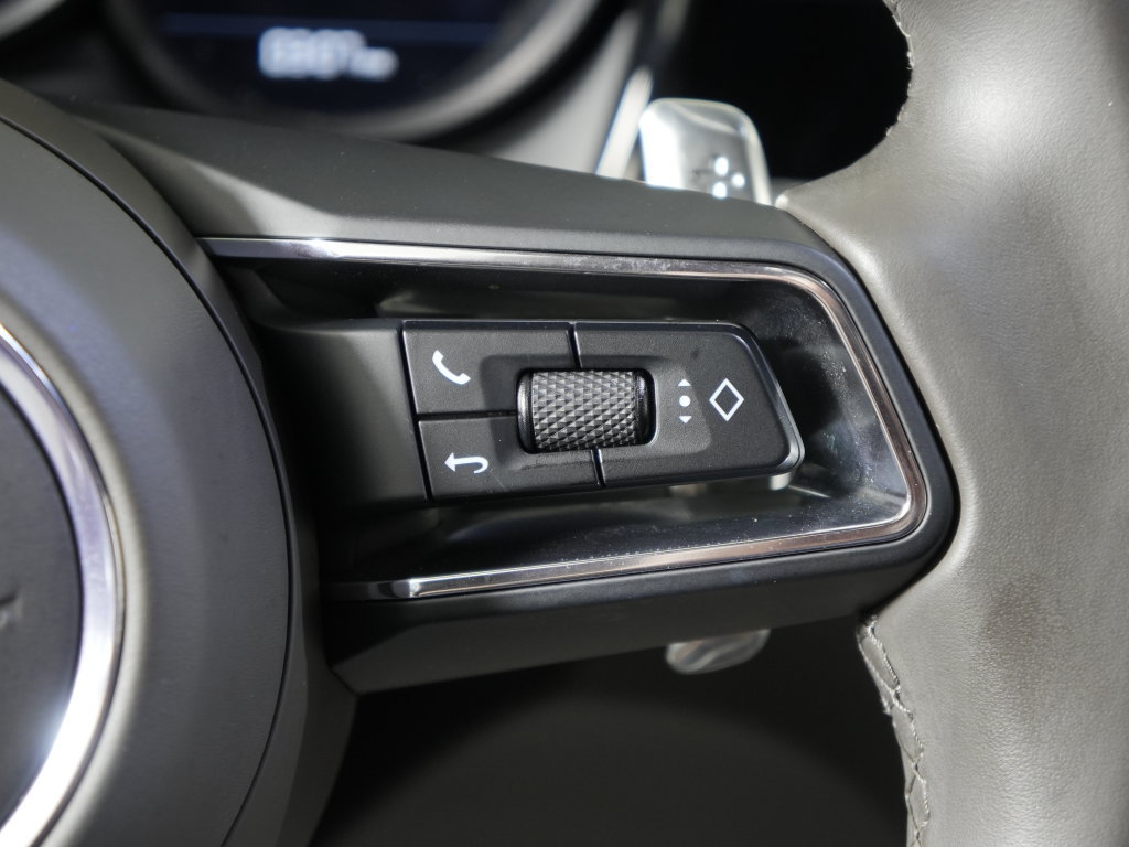 Certified 2023 Porsche Macan AWD/4WD image 27