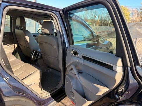 Used 2014 Porsche Cayenne Platinum Edition image 24