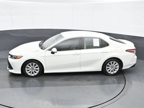 Used 2018 Toyota Camry LE FWD image 19