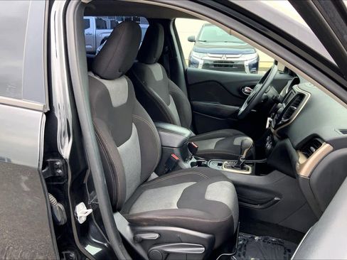 Used 2016 Jeep Cherokee Sport FWD image 9