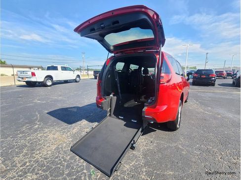 Used 2025 Chrysler Pacifica Select FWD image 6