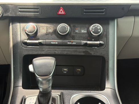 Used 2023 Kia Carnival LX FWD image 18