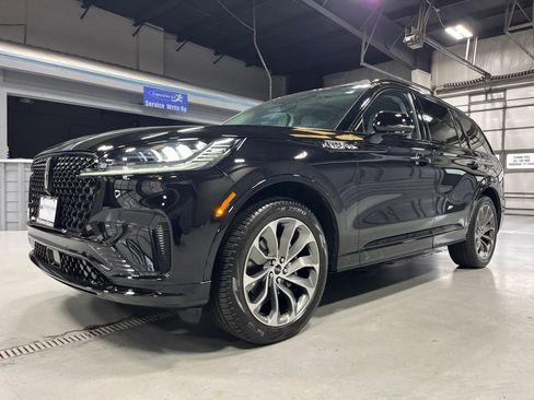 Used 2025 Lincoln Aviator AWD w/ Jet Appearance Package image 3