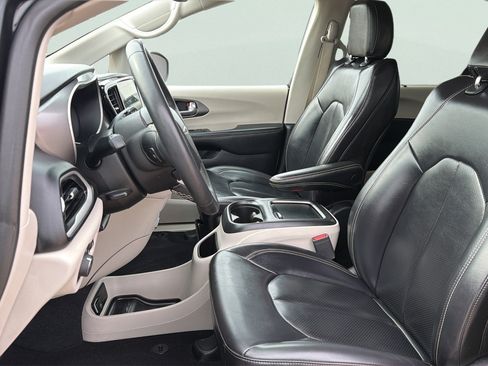 Used 2023 Chrysler Pacifica Touring-L FWD image 10