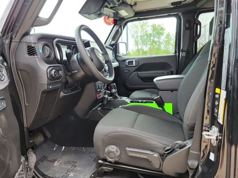 Used 2025 Jeep Wrangler Unlimited Rubicon 4xe w/ Convenience Group AWD/4WD image 10