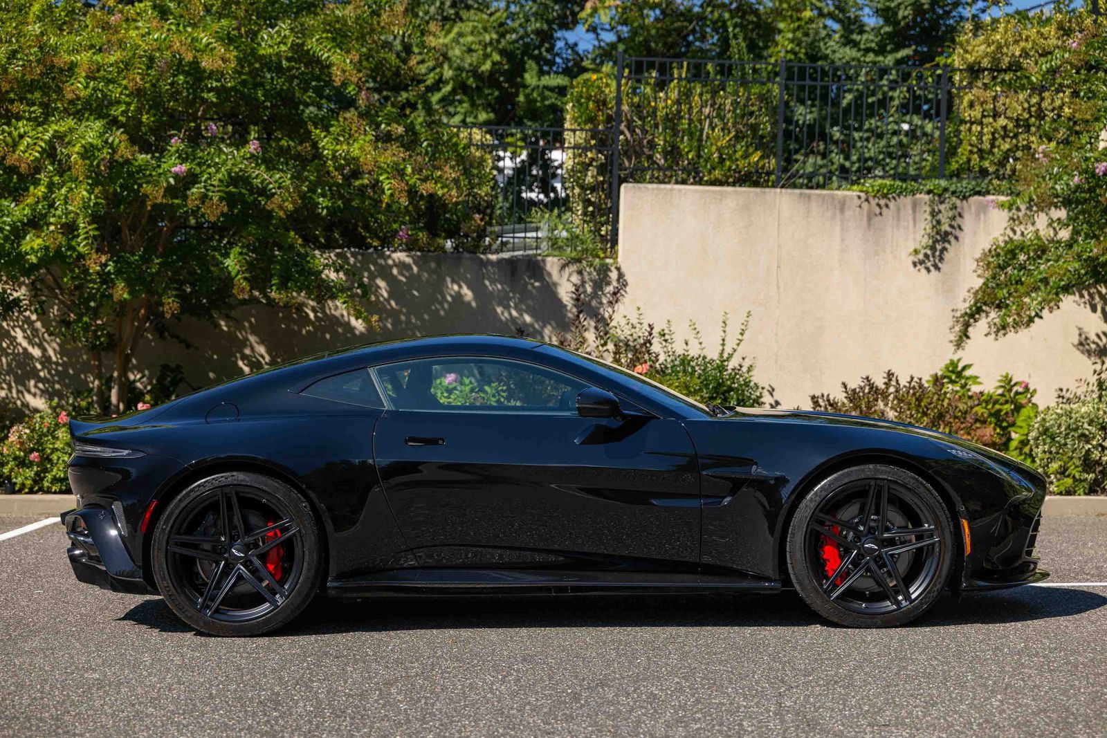 Used 2025 Aston Martin V8 Vantage Coupe RWD image 7