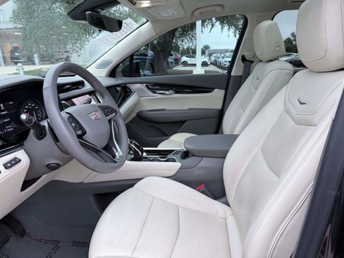 Used 2022 Cadillac XT6 Premium Luxury w/ Technology Package FWD image 12