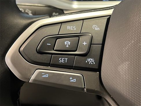 Certified 2025 Volkswagen Taos SE image 20