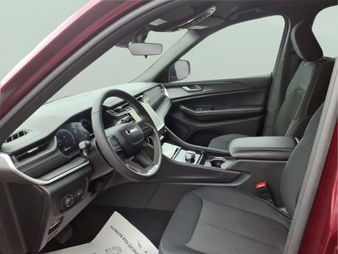Used 2025 Jeep Grand Cherokee Laredo w/ Luxury Tech Group I AWD/4WD image 14