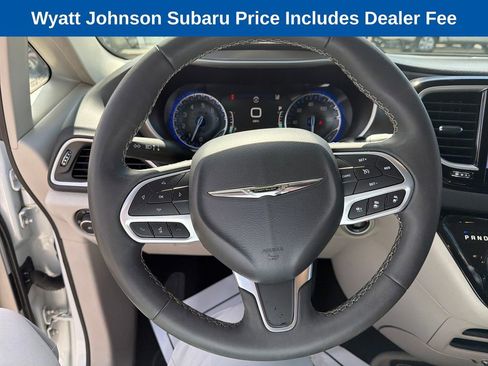 Used 2023 Chrysler Pacifica Touring-L FWD image 19