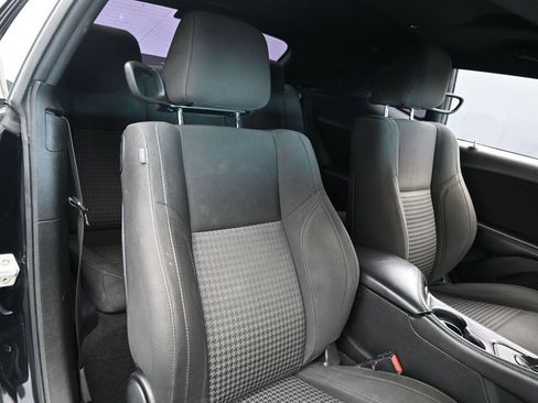 Used 2019 Dodge Challenger SXT image 40