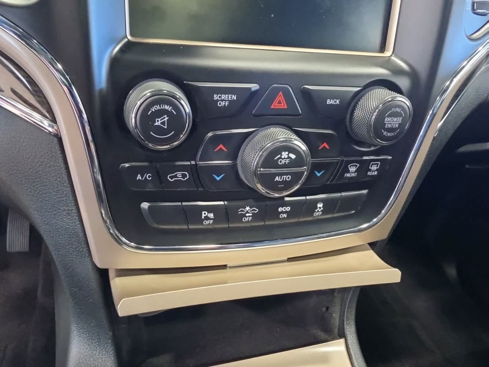 Used 2015 Jeep Grand Cherokee Overland w/ Advanced Technology Group AWD/4WD image 25