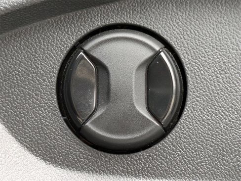 Used 2023 Volkswagen Tiguan SE R-Line image 28