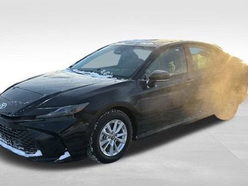 Used 2025 Toyota Camry LE image 3