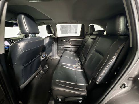 Used 2019 Toyota Highlander XLE image 29