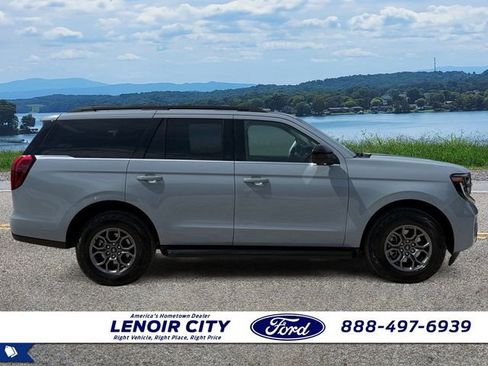 Used 2025 Ford Expedition Active RWD image 2