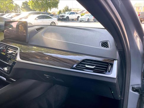 Used 2023 BMW 530e w/ Convenience Package image 18