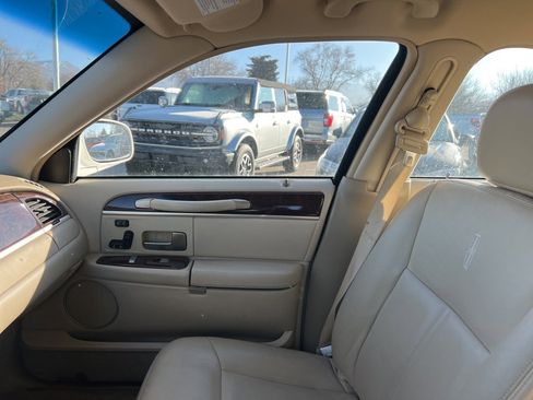 Used 2010 Lincoln Town Car Signature Limited image 22