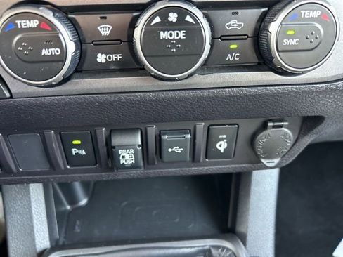 Used 2022 Toyota Tacoma TRD Sport image 19