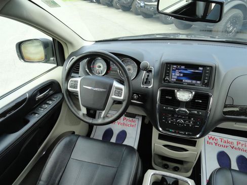 Used 2016 Chrysler Town & Country Touring-L w/ Driver Convenience Group FWD image 21
